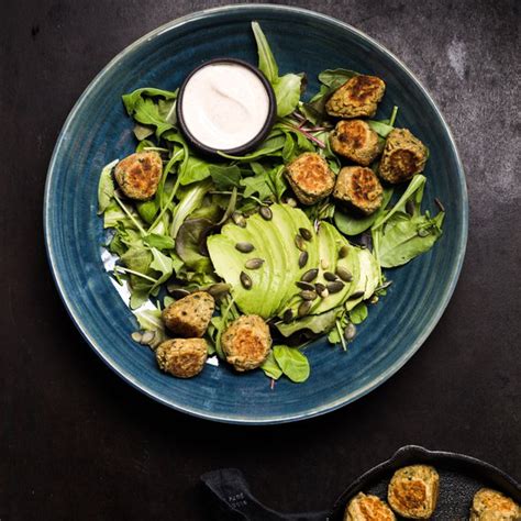 Salat mit Kichererbsenbällchen und Joghurtdressing schnelle einfache