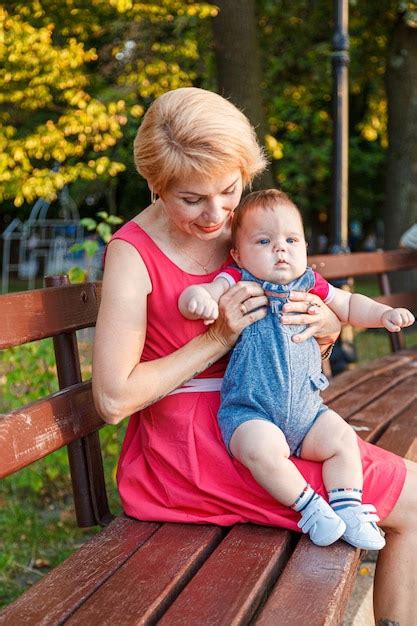 Belle Mère Avec Sa Fille Et Son Fils Sont Assis Sur Un Banc Dans Le