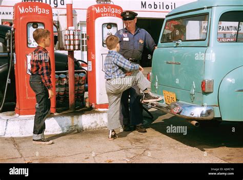 Vintage gas station hi-res stock photography and images - Alamy