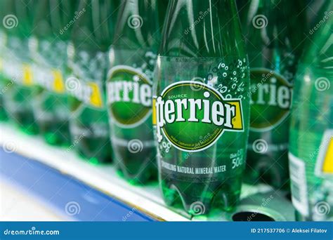 Tyumen Russie 21 Avril 2021 Bouteilles De Perrier Une Marque