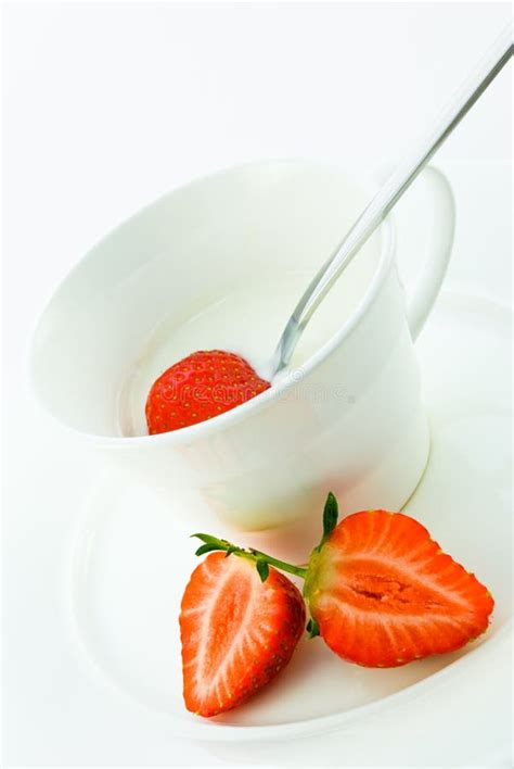 Strawberry Splash In Milk Stock Image Image Of Splash 21286673