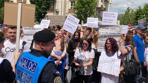 Protest Cu Scandal Profesorii Au Lovit Ma Ina Prefecturii Haos La