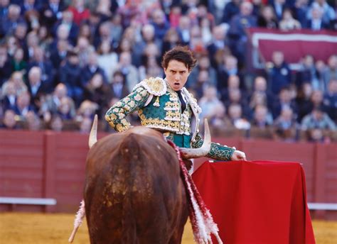 Castella Y Roca Rey Cortan Una Oreja En La Apertura De La Temporada En