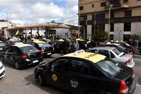 Tras el paro y la movilización taxistas y remiseros reanudaron el