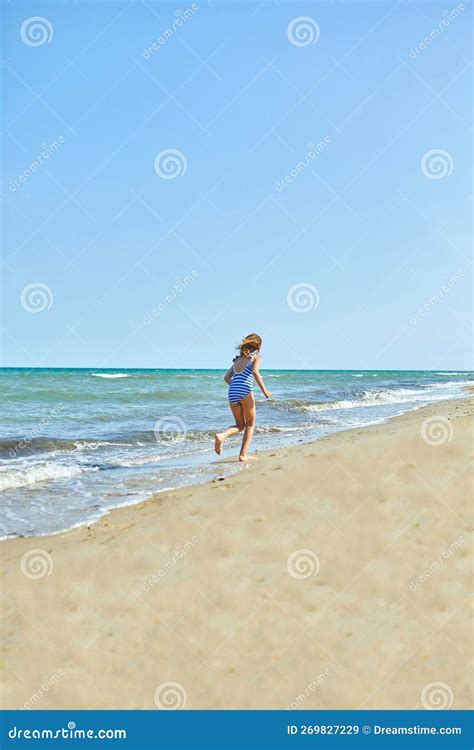 Joyeuse Petite Fille Courue Sur La Plage Image Stock Image Du Loisirs