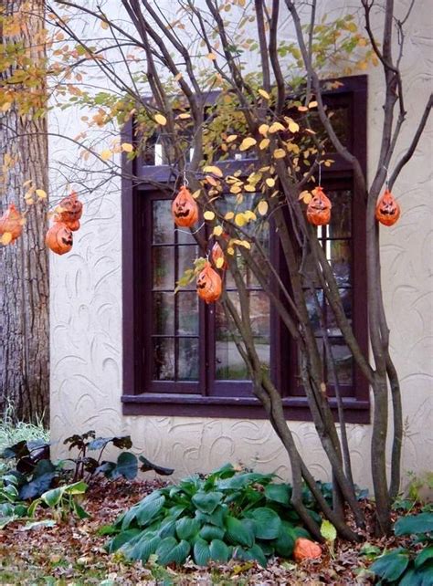 24 Indoor & Outdoor Tree Halloween Decorations Ideas