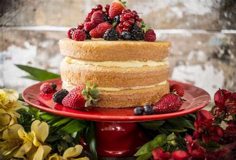 Naked Cake de Amêndoas Creme de Baunilha e Frutas Vermelhas