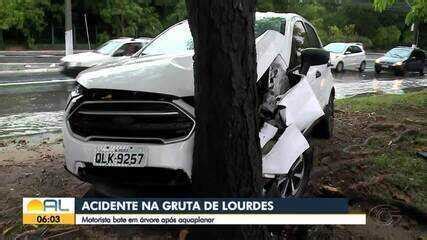 Motorista Perde Controle De Carro E Bate Em Rvore No Canteiro Da Av