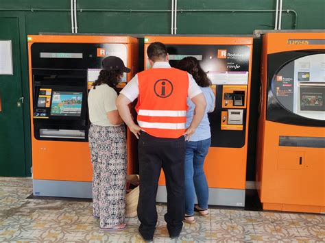 Els viatgers freqüents de Rodalies han començat a adquirir el nou