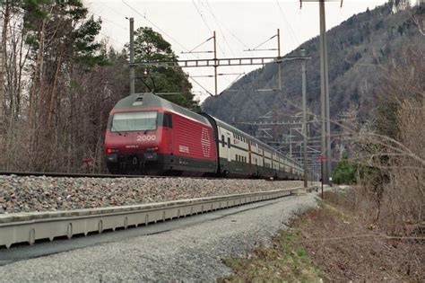 Re 460 014 4 mit IC Zürich HB Chur kurz vor dem Walenseetunnel