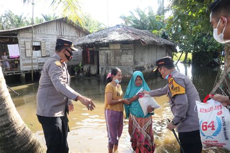 Respon Cepat Dampak Bencana Banjir Kapolres Batubara Serahkan Bantuan