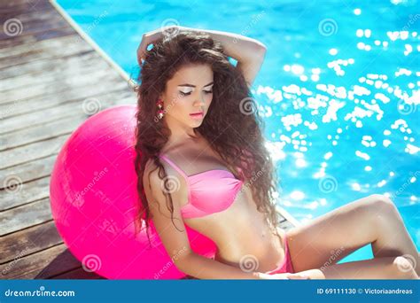 Modelo Atractivo Hermoso De La Mujer En Bikini Rosado Con El Fitball P