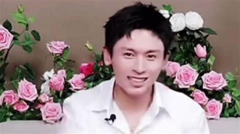 Nice Y Handsome Man【zhang Zhehan 张哲瀚】认真用心的为粉丝选礼物 很可爱 Carefully