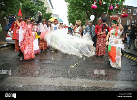 Procession down Brick lane during The Brick Lane Festival 2007 performer with fishing net Stock ...