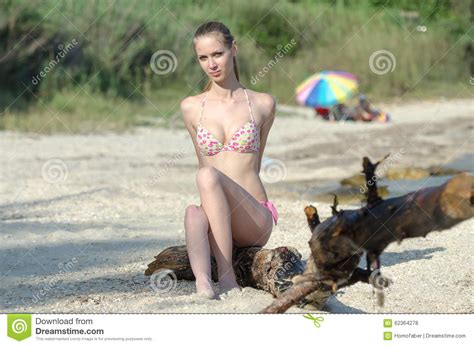 Blonde Atractivo Delgado En El Bikini Del Desgaste De La Playa Foto De