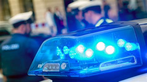 16 Jähriger fährt in Wildeshausen mit Auto gegen Hauswand und flieht