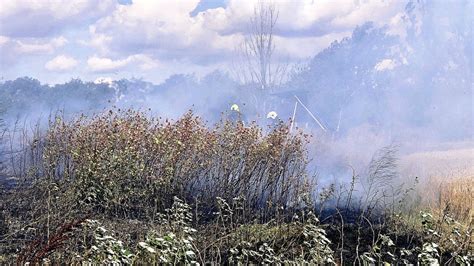 Wiese In Flammen Feuerwehr R Ckt Im Kyffh Userkreis Aus