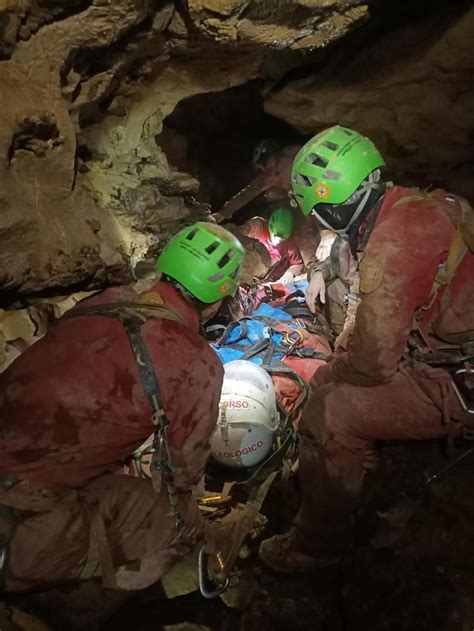 Ottavia Piana La Speleologa Bloccata Nella Grotta Mancano Tre Km All