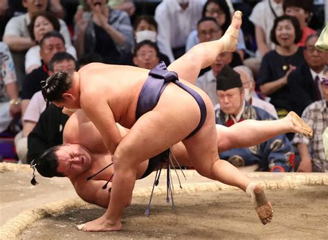 ＜大相撲名古屋場所7日目＞朝乃山（奥）を上手投げで破る豊昇龍（撮影・椎名 航） ― スポニチ Sponichi Annex スポーツ