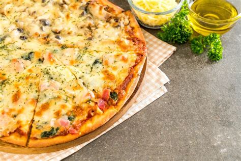 Spinach and mushroom pizza stock photo. Image of fresh - 106575368