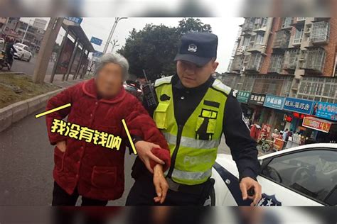 “我没有钱”八旬奶奶迷路怕花钱拒上警车，民警连说三次不要钱连说警车奶奶