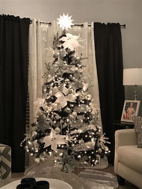 Amazing Gothic Christmas Decoration Ideas To Show Your Holiday