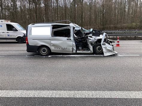 Unfall Auf A81 Kleintransporter Kracht Gegen Lkw STIMME De