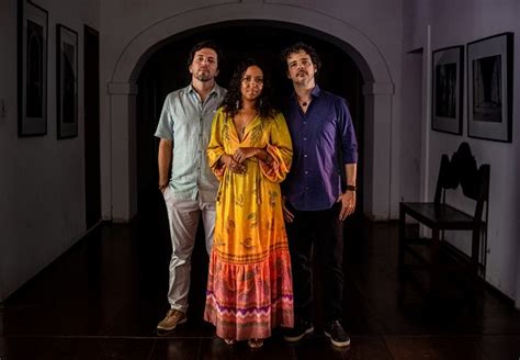 Sertan Lia Apresenta Show Comemorativo Na Sala Do Coro Do Teatro Castro