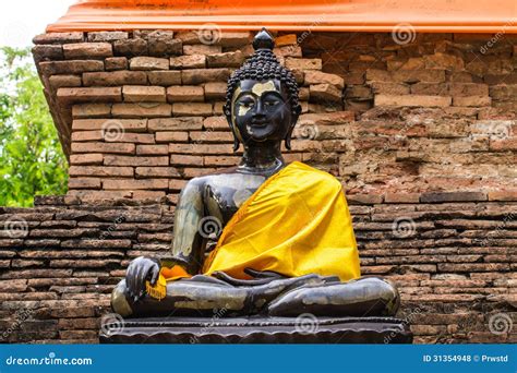 Black Buddha Statue And Old Chedi In Wat Lok Mo Lee Chiangmai Stock