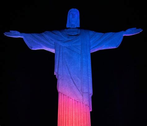 Cristo Redentor recebe iluminação especial pela ExpoCatólica 2024