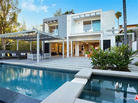 Beautiful, Spacious Modern Home minutes from Beach | Rent this location