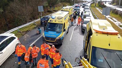 Un Accidente De Coches Obliga A Cortar La A En A Ca Iza Y Provoca