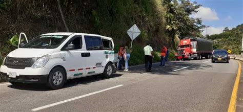 Microb S Y Tractomula Chocaron En La Doble Calzada Manizales Chinchin