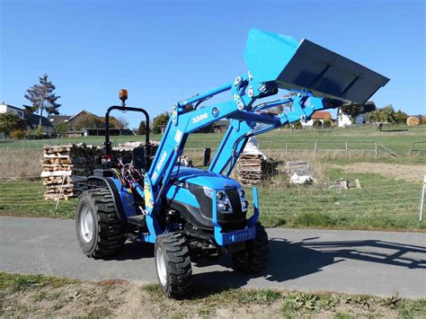 Solis Mit Industriebereifung Und Frontlader Mit Schaufel Allrad