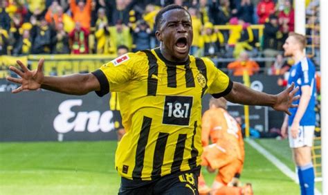 Borussia Dortmund Les Grands D Europe S Arrachent Youssoufa Moukoko