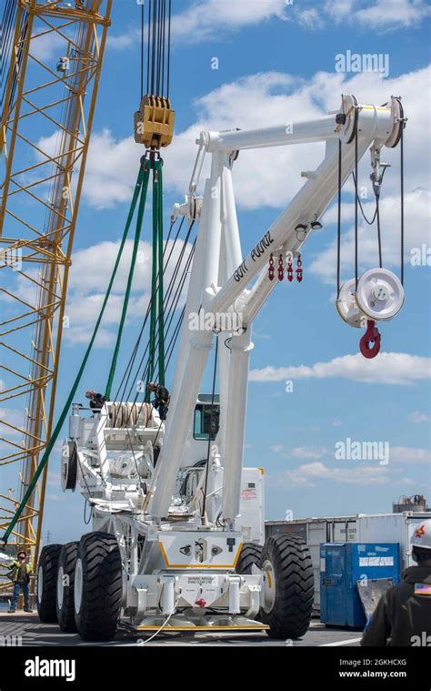 Carrier Aircraft Crash Crane Hi Res Stock Photography And Images Alamy