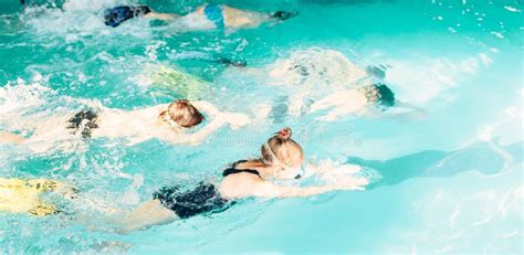 Les Enfants Sautant Dans La Piscine De Sport Image Stock Image Du