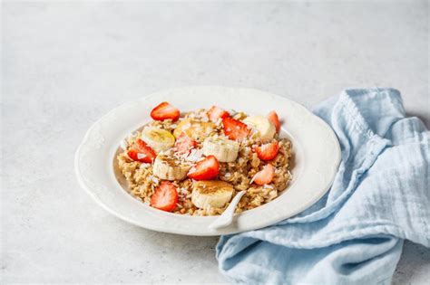 Farinha De Aveia Banana Morangos E Manteiga De Amendoim Em Chapa