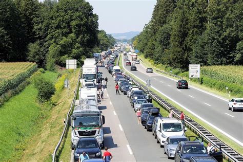 Schwerer Unfall Auf Der A Drei Schwerverletzte Ein Mann K Mpft Um