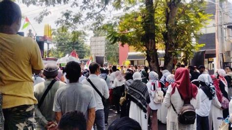 Breaking News Warga Demo Gerai Mcd Di Mataram Dan Serukan Boikot