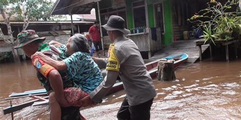 Tim Gabungan Evakuasi Korban Banjir Kelurahan Marang Kalteng Ekspres