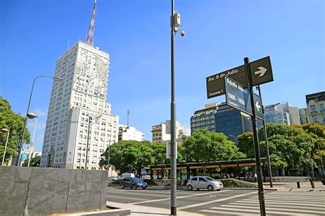 Calle Avenida 9 De Julio Con Edificio Que Representa Una Imagen De Eva