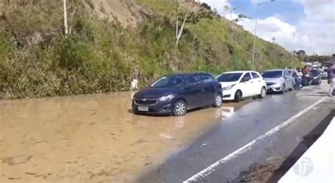 Chuva alaga trecho da BR 408 perto de São Lourenço da Mata