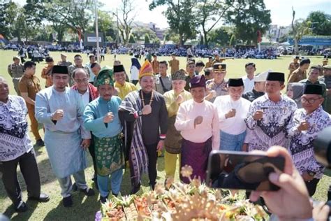 Hadiri Peringati Hari Guru Tingkat Provsu Bupati Pakpak Bharat Kenakan