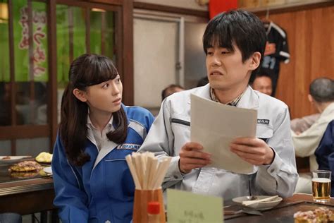 連続テレビ小説「舞いあがれ！」第99話。『うめづ』にて。的場仁（杉森大祐・右）からあることを提案される梅津舞（福原遥）（c）nhk