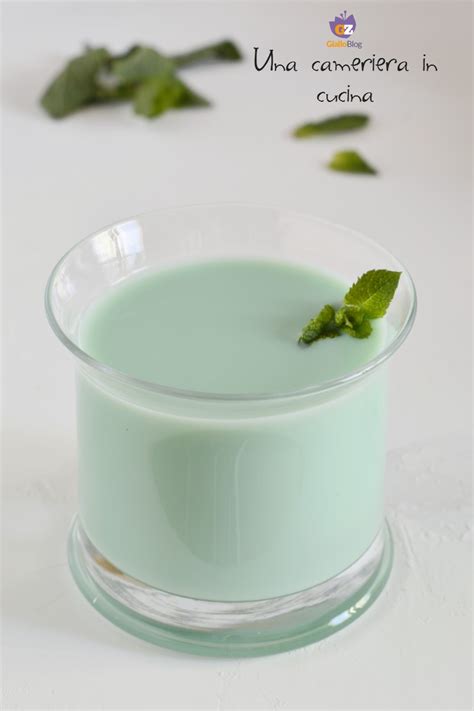 Latte E Menta Una Cameriera In Cucina