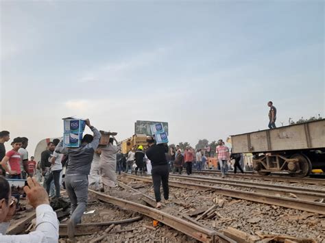 الأهالى يوزعون وجبات الإفطار للمتضررين من حادث قطار طوخ صور اليوم