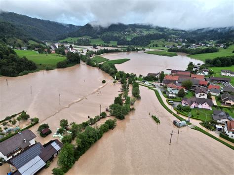 Nevrijeme poharalo Sloveniju Poplave pogodile mnoga područja