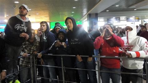 Inter Dribla Torcida Mas Ouve Protesto No Aeroporto Time De