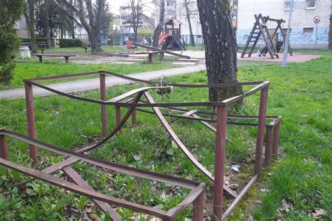 Park U Centru Banjaluke Devastiran Dijelovi Rasuti Na Sve Strane